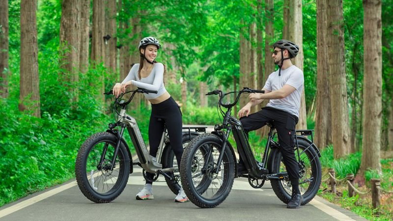 Bicicleta elétrica equipada com acelerador.