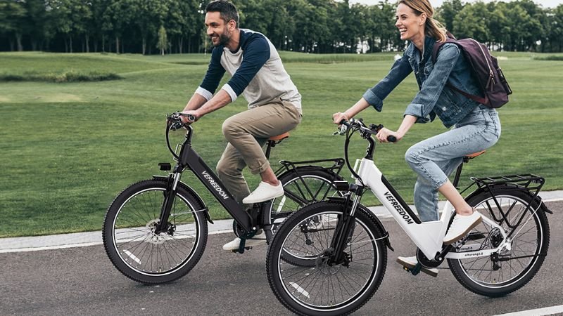 com outroA bicicleta elétrica pode andar na ciclovia, desde que esteja dentro das normass transportes