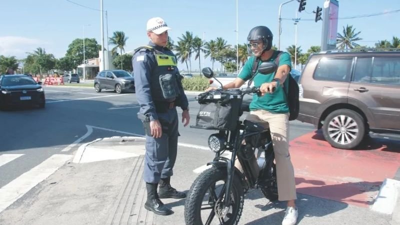bicicleta elétrica circulando em ciclovia urbana