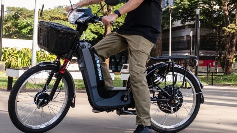Conforto da bicicleta elétrica Confort 800W no uso diário