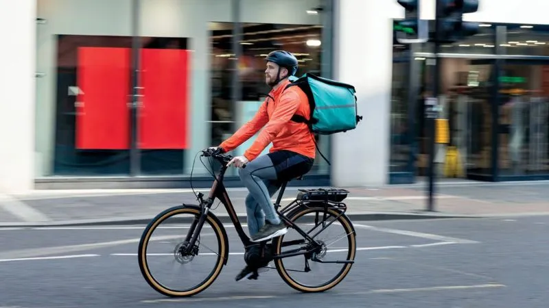 Bicicleta elétrica usada para trabalho e entregas no dia a dia
