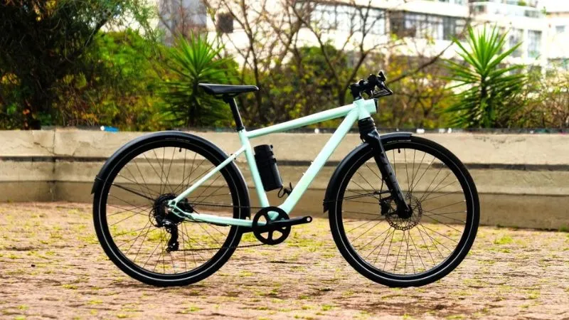 Bicicleta elétrica urbana Caloi E-vibe Rush 2026 preta, aro 700, bateria removível 36V e velocidade máxima de 32 km/h