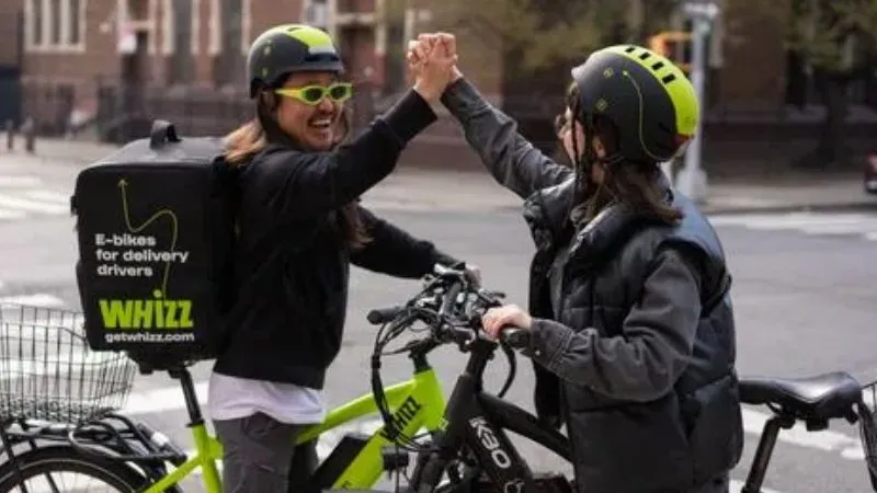 entregador usando bicicleta elétrica na cidade
