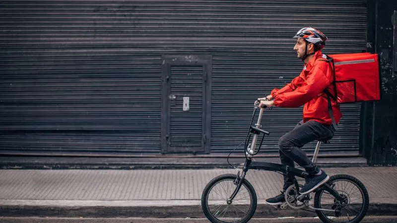 bicicleta elétrica para entregador fazendo entrega